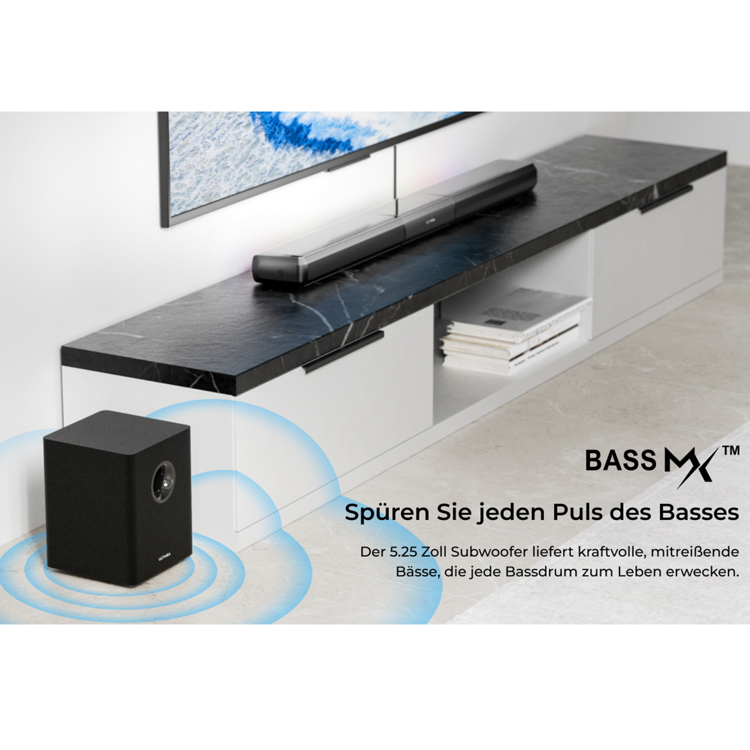 Schwarze Soundbar und Subwoofer auf einem weißen Schrank. Ein Fernseher befindet sich darüber. Text: Bass MX.