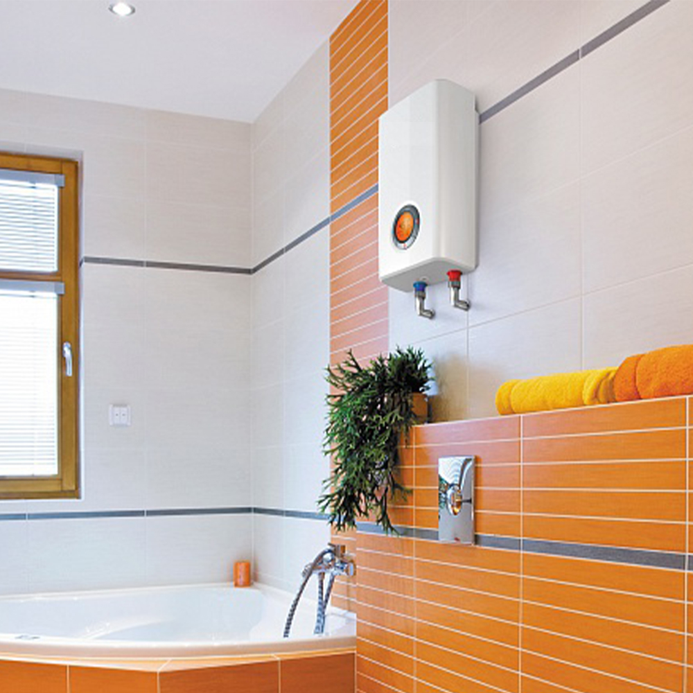 Un baño con un calentador de agua blanco en la pared, baldosas naranjas y blancas.