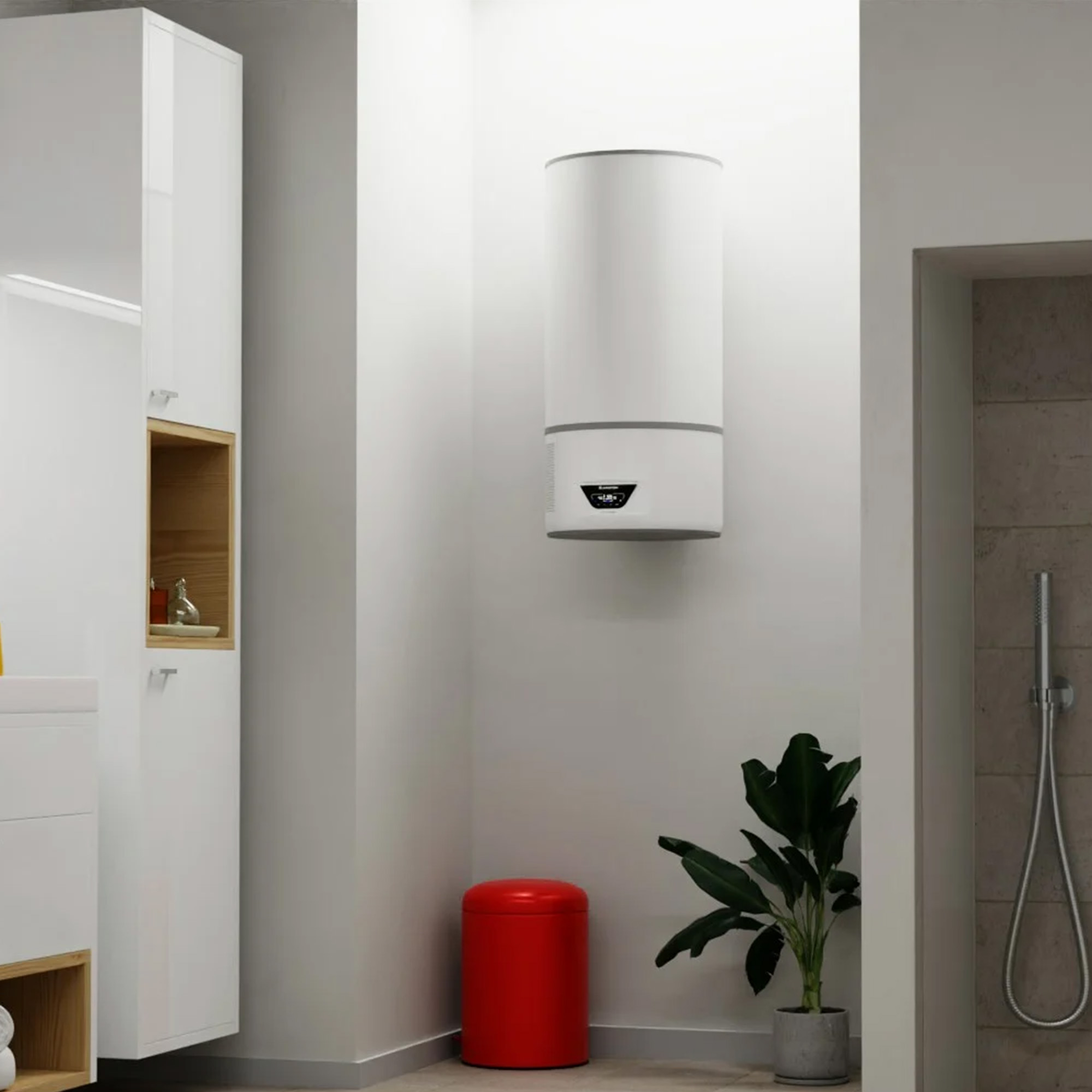 Calentador de agua blanco montado en una pared. Planta verde y taburete rojo en la habitación.