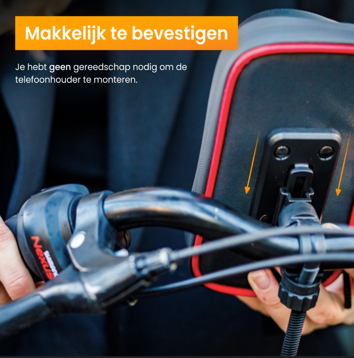 Handen van een persoon die een zwarte telefoonhouder op het stuur van een fiets monteert met oranje pijlen.