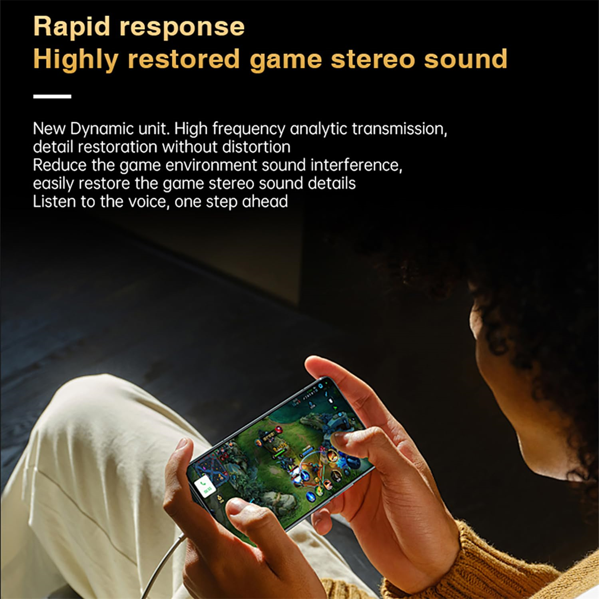 Person hält ein Telefon, das ein Spiel spielt. Text erwähnt Stereoklang und schnelle Reaktion.