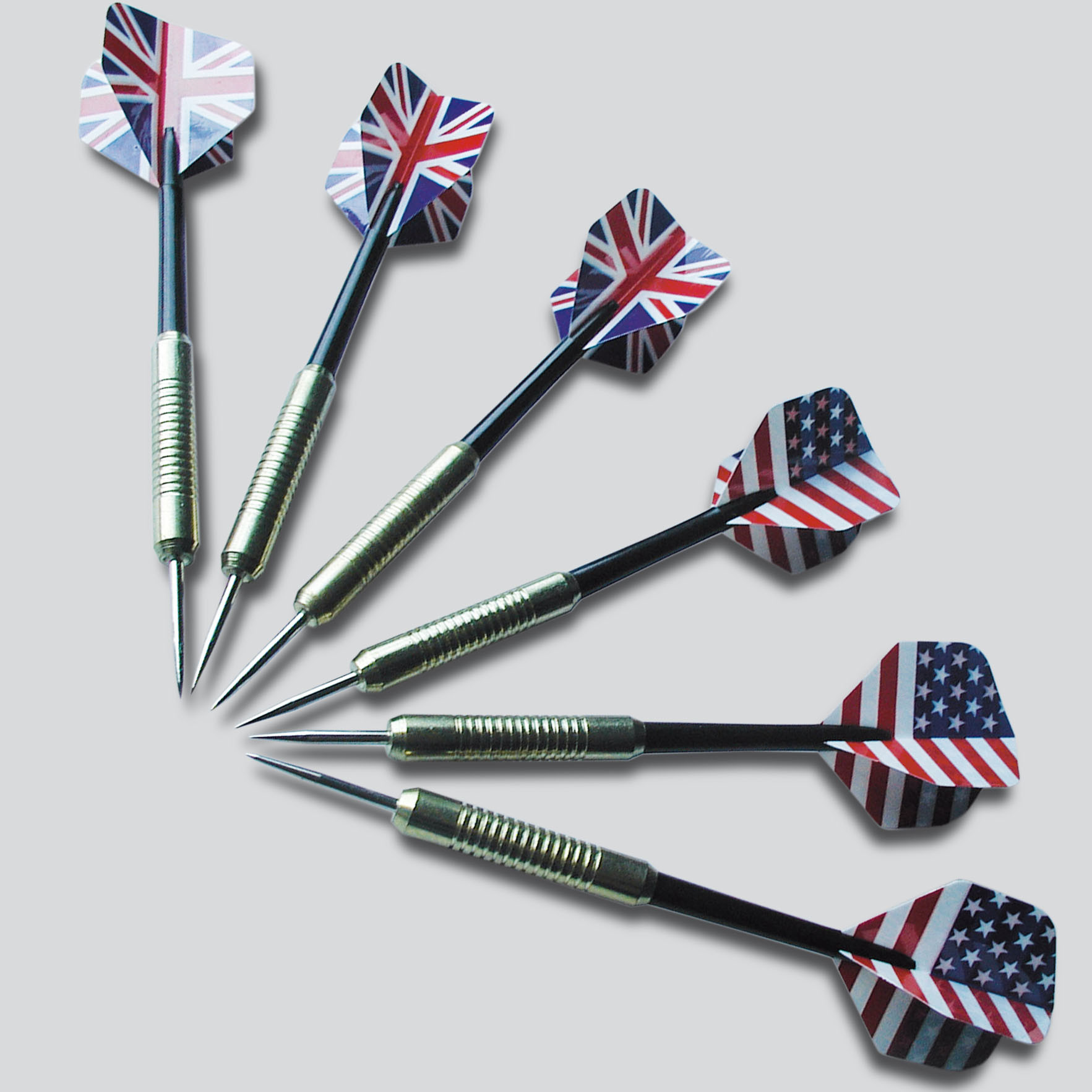 Zes darts. Vijf hebben vlaggen van het Verenigd Koninkrijk, één heeft de VS-vlag. Ze staan in een cirkel.