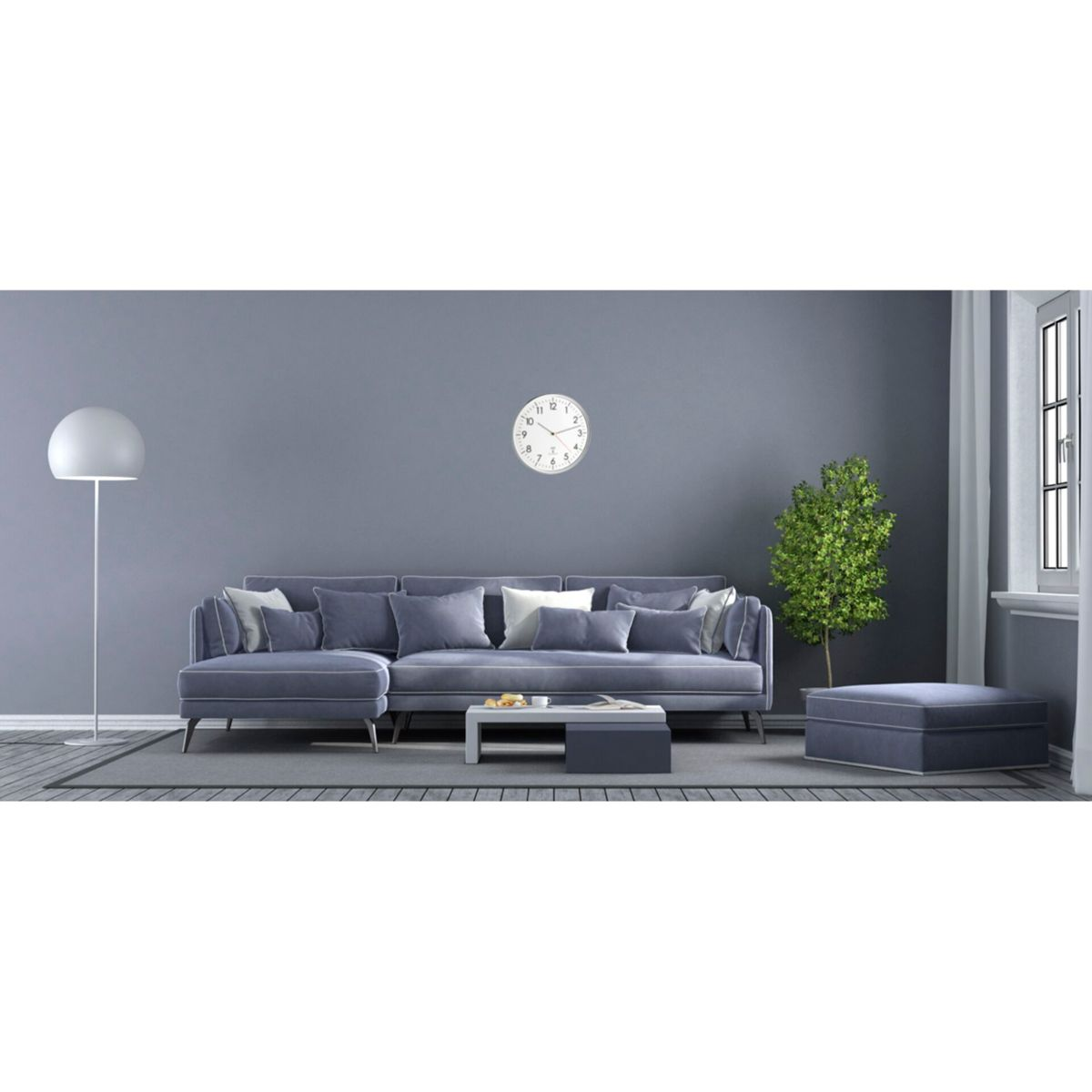 Salon z szarą sofą, białym zegarem i małym drzewkiem. Neutralny, minimalistyczny design.