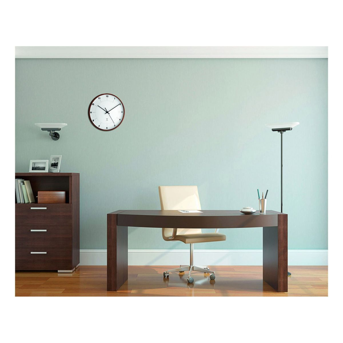 Büro-Interieur: Schreibtisch, Stuhl, Uhr, Lampe und Schrank. Holzfußboden und hellgrüne Wände.