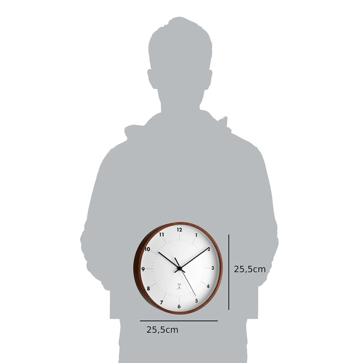 Uhr mit braunem Holzrahmen, schwarzen Zeigern und weißem Zifferblatt, gehalten.