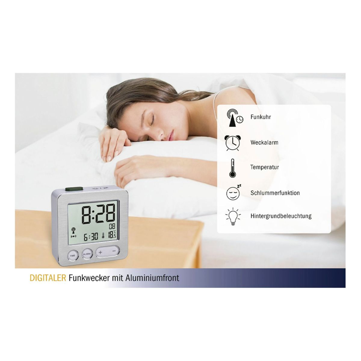 Una donna addormentata a letto accanto a una sveglia digitale. Testo: DIGITALER Funkwecker mit Aluminiumfront.