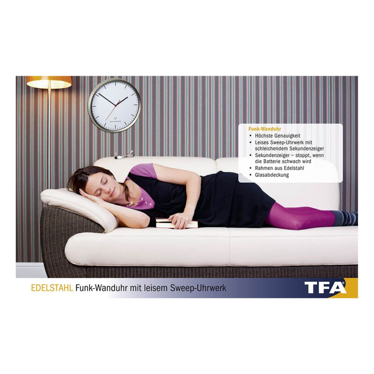 Frau schläft auf einem weißen Sofa. Eine Uhr an der Wand und Text über die Funktionen der Uhr sind vorhanden.