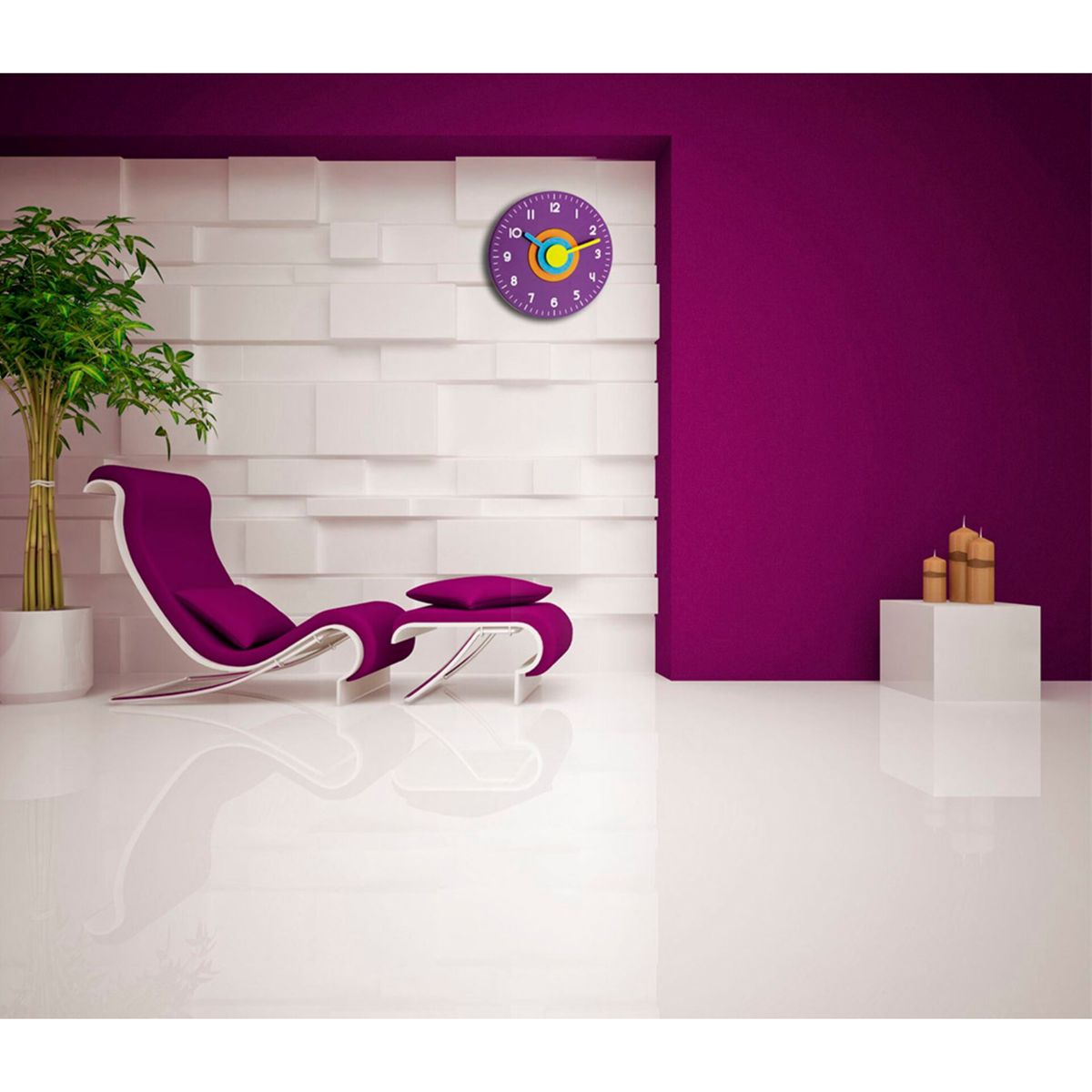 Modernes Wohnzimmer mit weißem Boden und lila Wand. Eine Uhr, ein Stuhl und Kerzen sind sichtbar.
