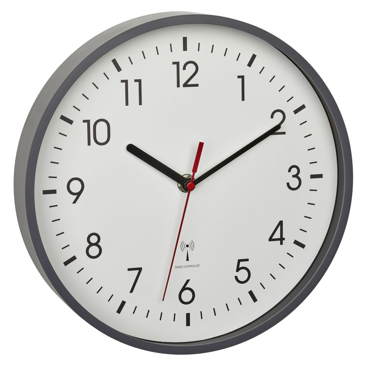 Eine graue Wanduhr mit schwarzen Zahlen und Zeigern, einem roten Sekundenzeiger und einem weißen Zifferblatt.