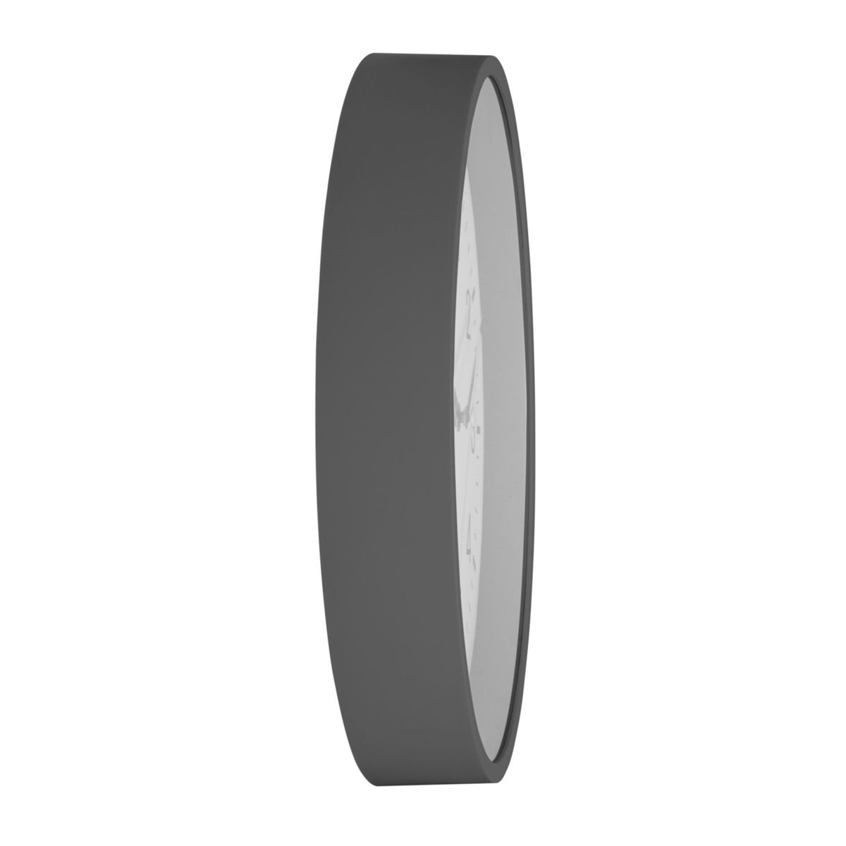 Eine dunkelgraue Wanduhr von der Seite gesehen, auf weißem Hintergrund.