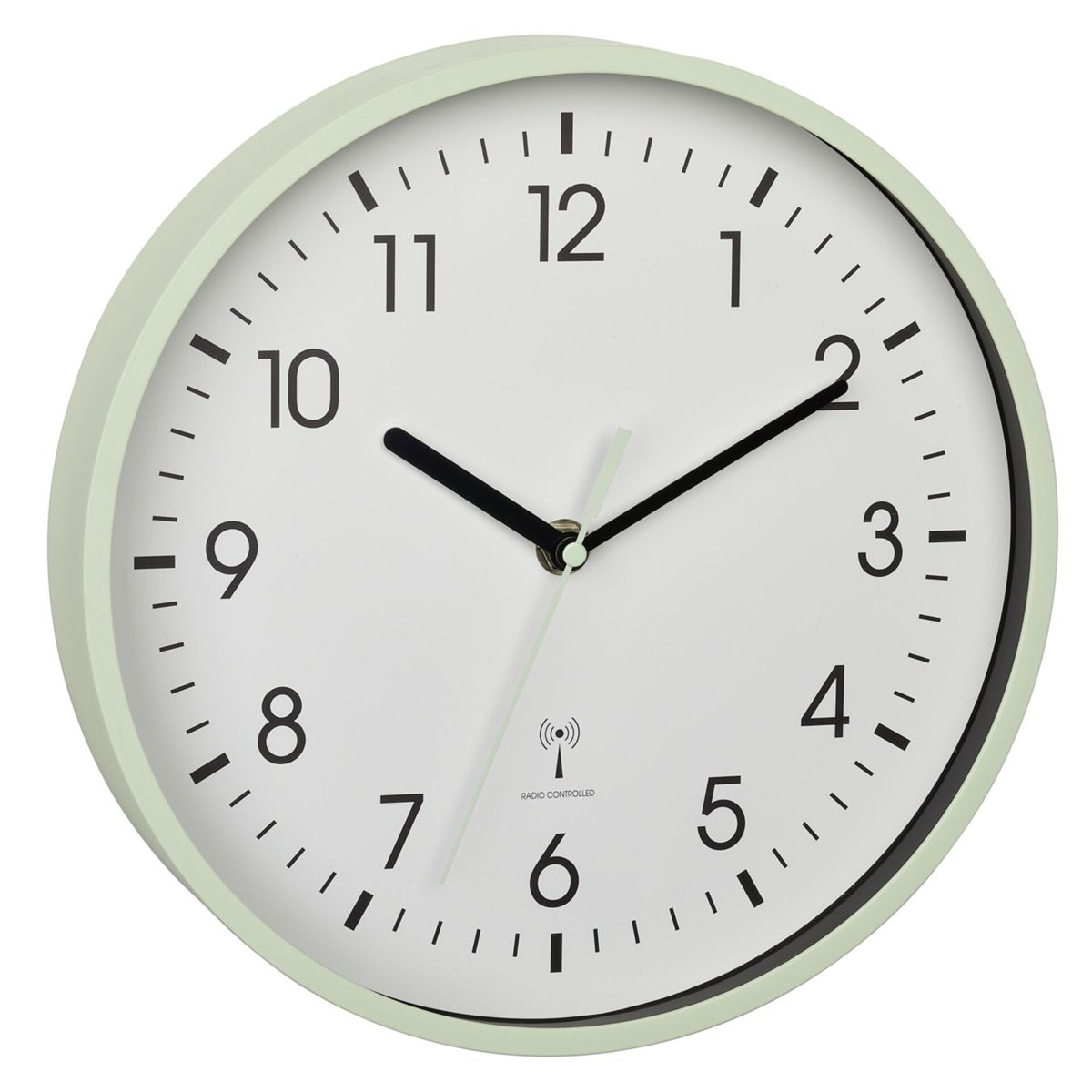Une horloge ronde avec un cadre vert clair. Les aiguilles de l'horloge indiquent 2h10.