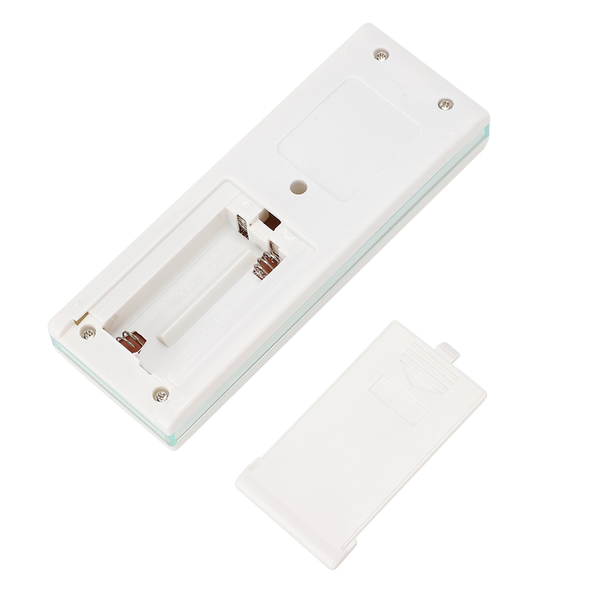 Ein weißes Batteriefach mit abgenommener Abdeckung. Zwei Batterien befinden sich im Fach.