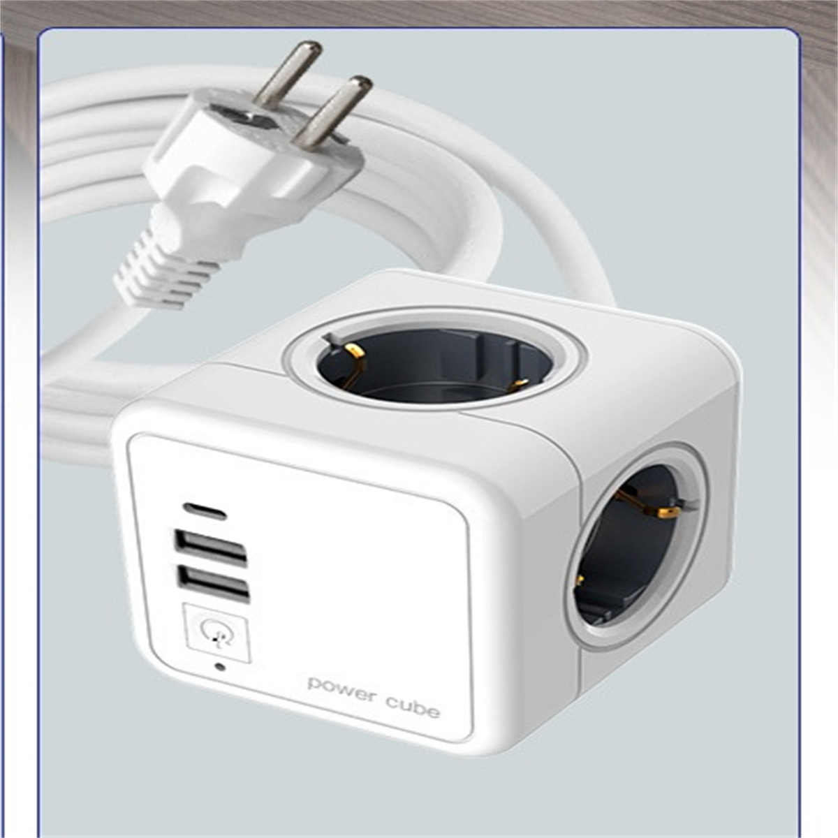 Ein weißer Power-Cube mit Steckdosen, USB-Anschlüssen und einem Stecker. Weißes Kabel ist sichtbar.