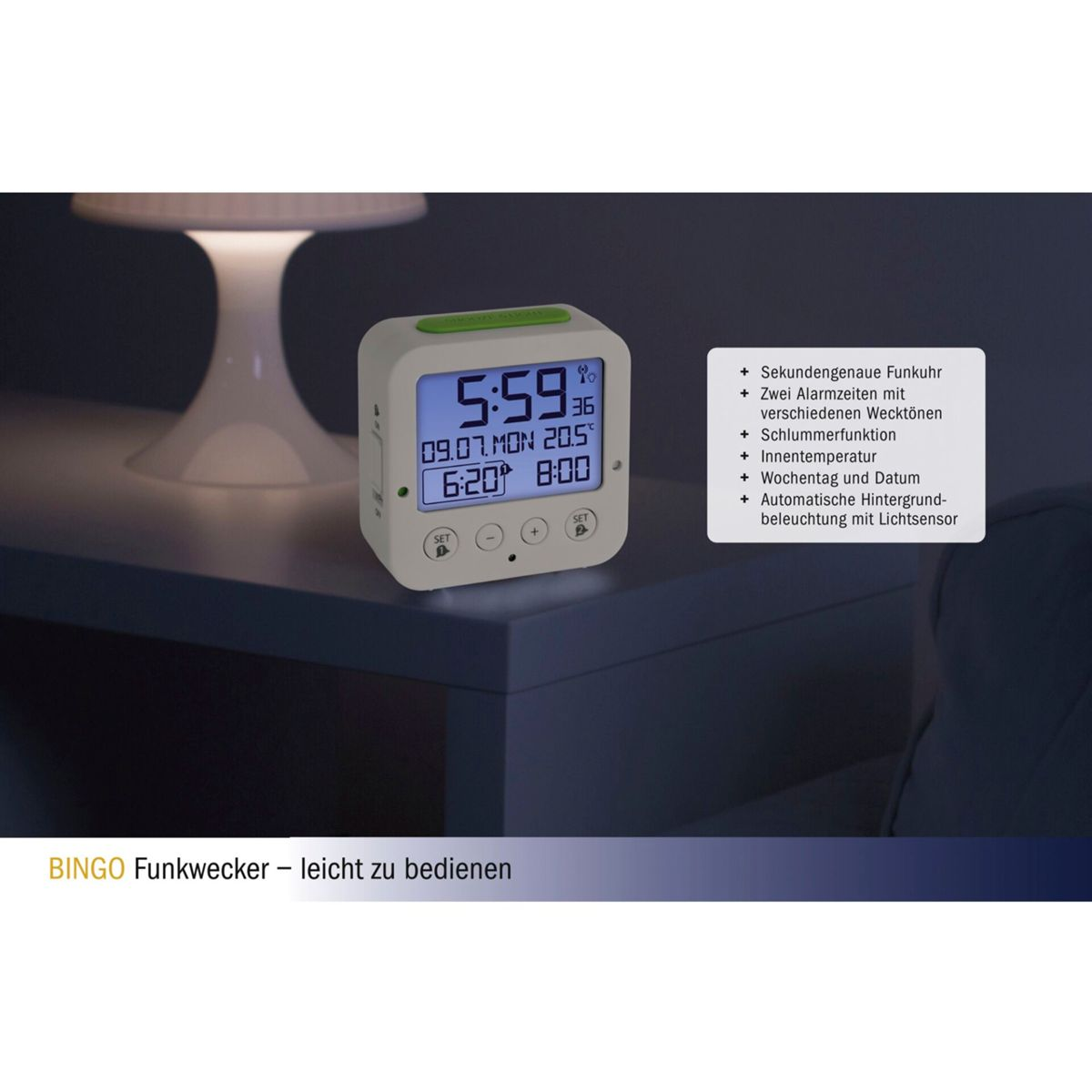 Digitaler Wecker auf einem Nachttisch. Zeigt Zeit, Datum und Temperatur an. Text auf der Uhr und eine weiße Tischlampe.