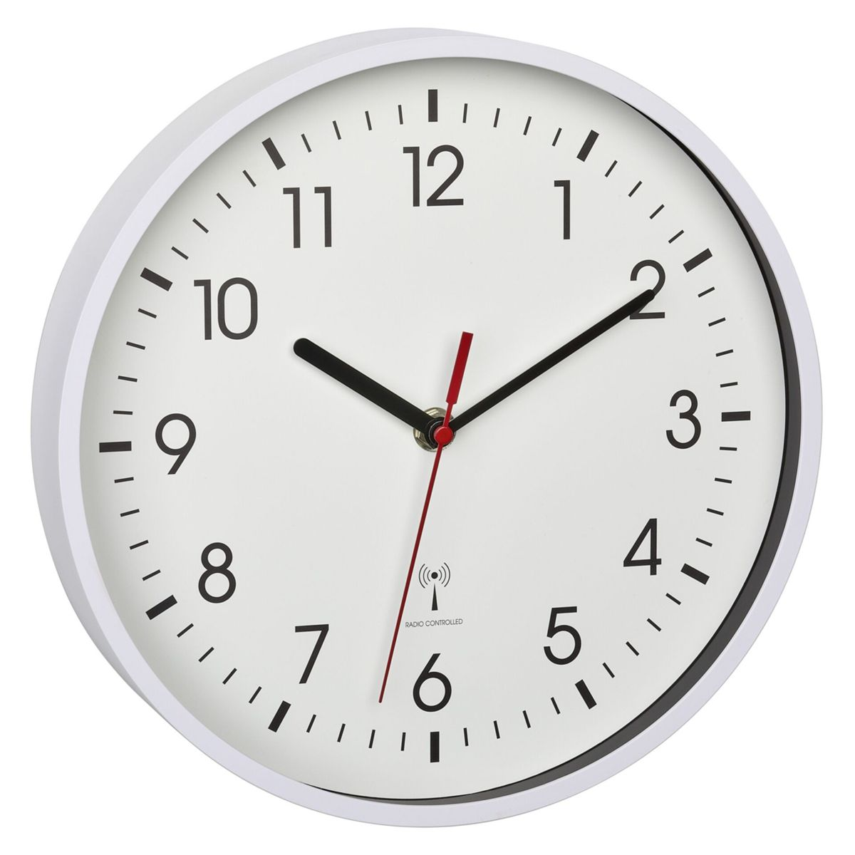 Eine weiße Uhr mit schwarzen Zahlen und Zeigern, die die Zeit anzeigt.