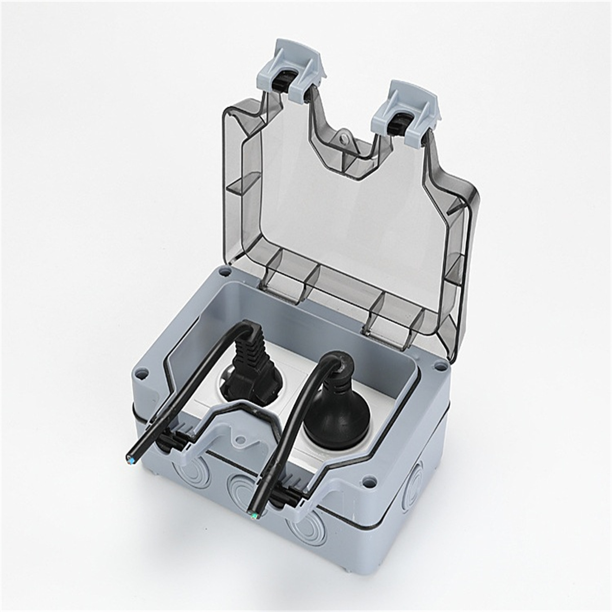 Graue Außensteckdose mit zwei Steckdosen. Schwarze Stecker sind eingesetzt, transparente Abdeckung ist offen.