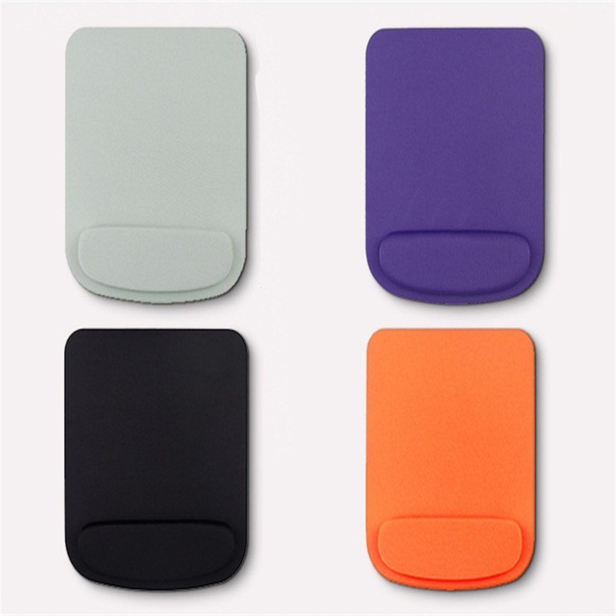 Vier bunte Mauspads: grau, lila, schwarz und orange, jeweils mit Handballenauflage.