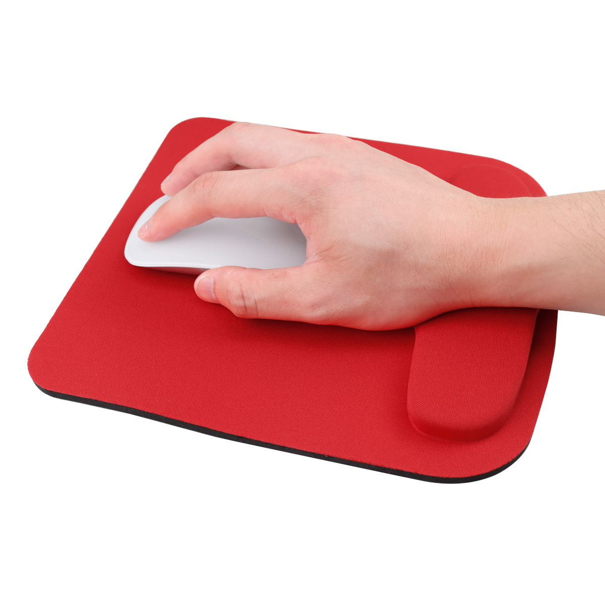 Die Hand einer Person mit einer weißen Maus auf einem roten Mauspads mit gepolsterter Handgelenkauflage.