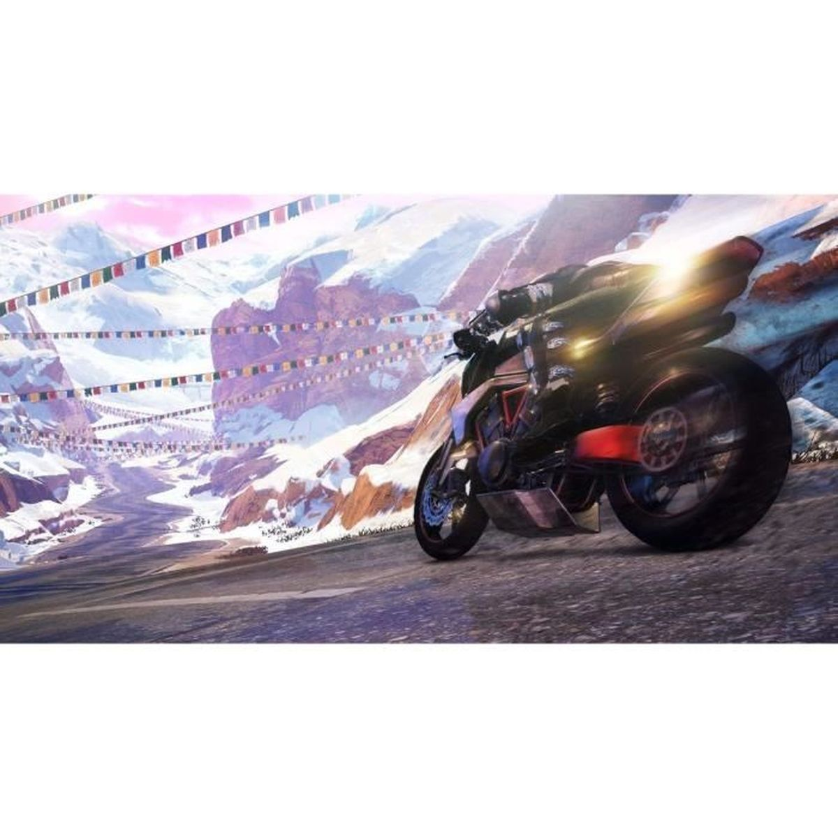 Corsa motociclistica su una strada di montagna con neve e bandiere colorate.