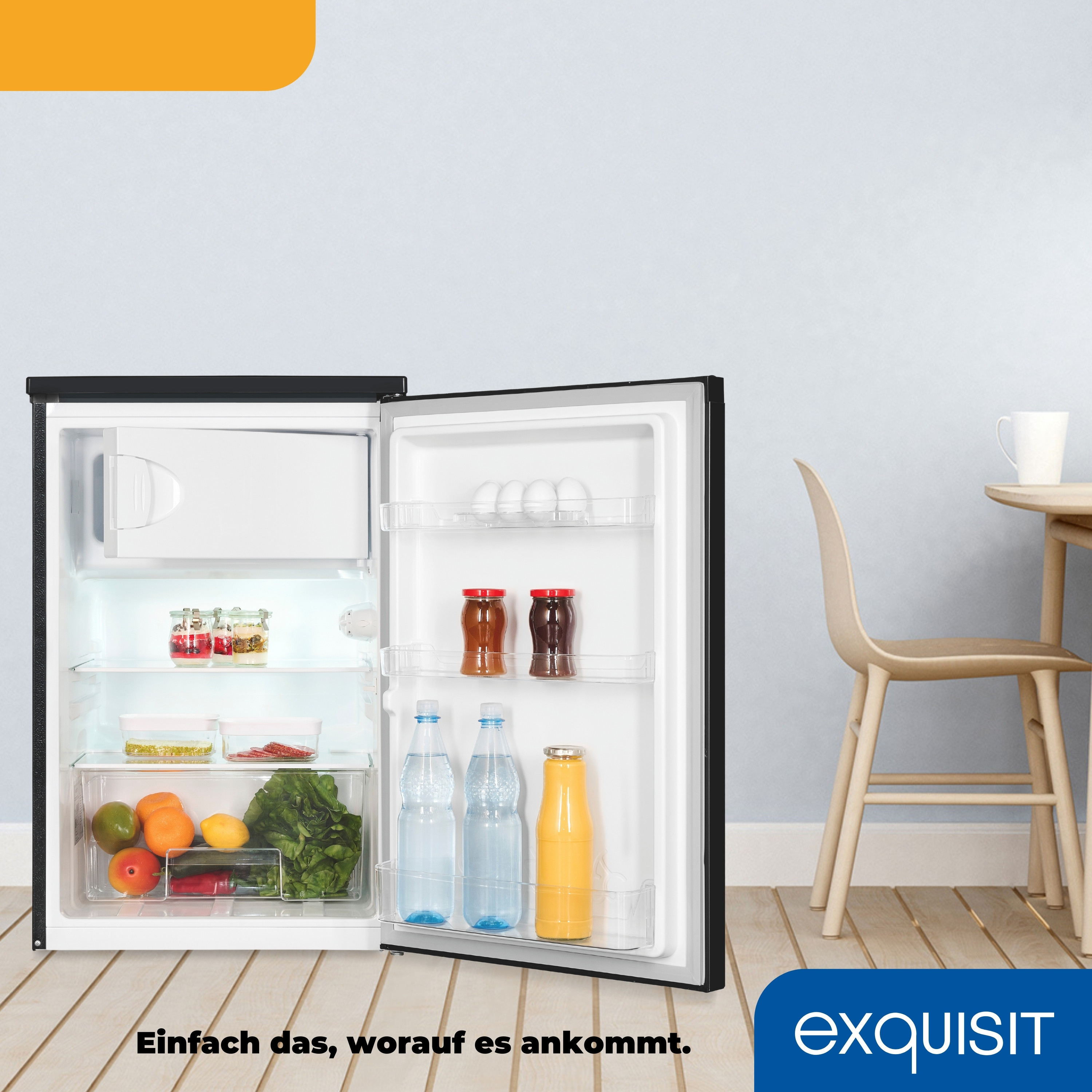 Kleiner Kühlschrank mit offener Tür. Flaschen, Gläser und Früchte sind drin.