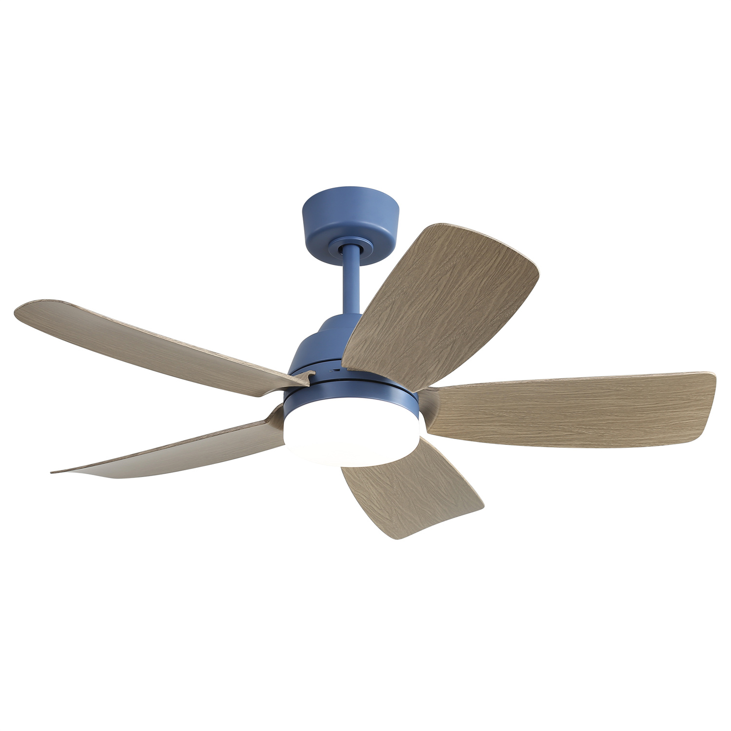 Blau-brauner Deckenventilator mit fünf Flügeln und zentralem Licht. Weißer Hintergrund.