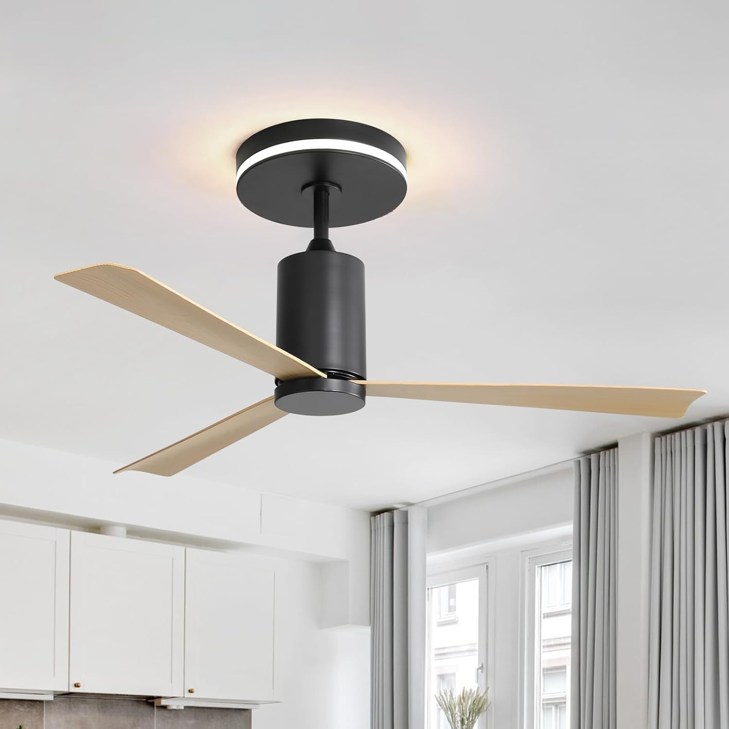 Deckenventilator mit drei Flügeln. Schwarzer Motor und Leuchte. Weißer Hintergrund.
