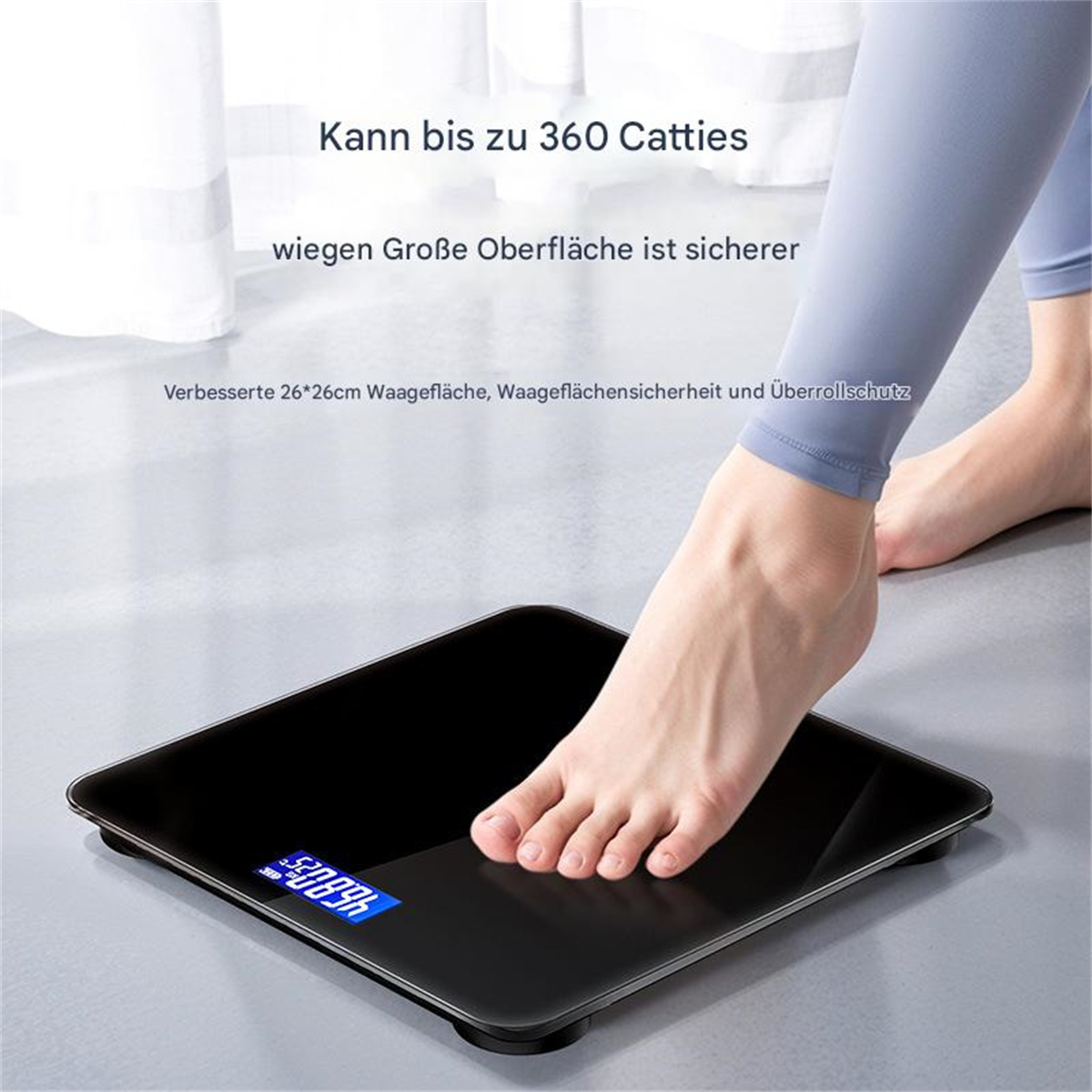 Ein Fuß auf einer schwarzen Waage. Text ist auf Deutsch und die Waage zeigt Zahlen.
