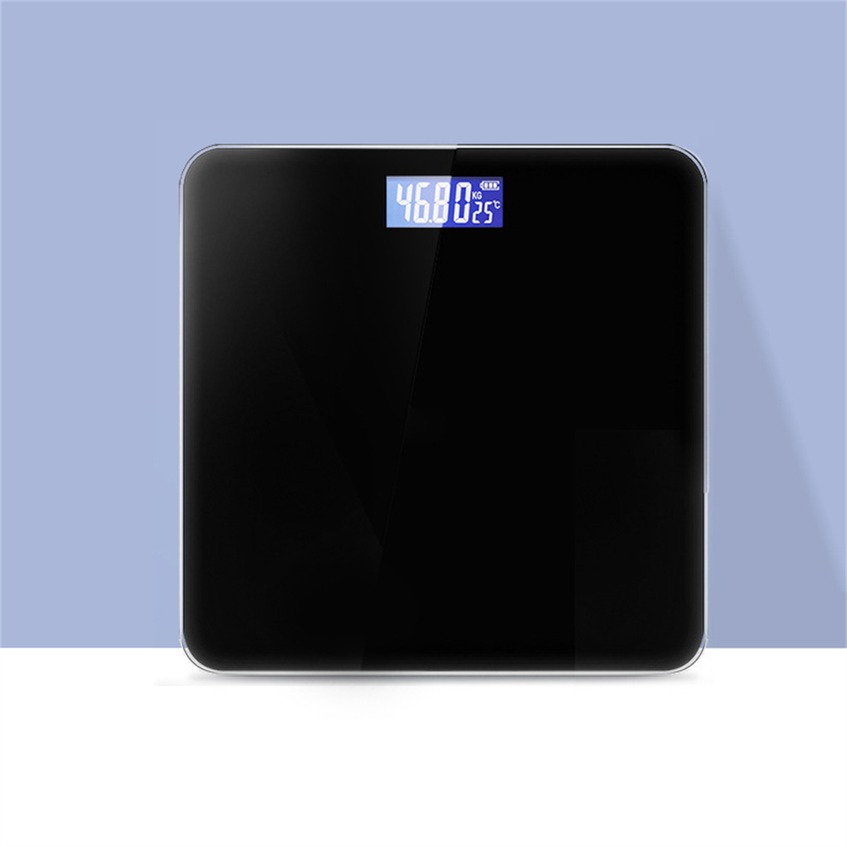 Schwarze digitale Badezimmerwaage. Zeigt das Gewicht in Blau an. Quadratische Form auf weißem Hintergrund.