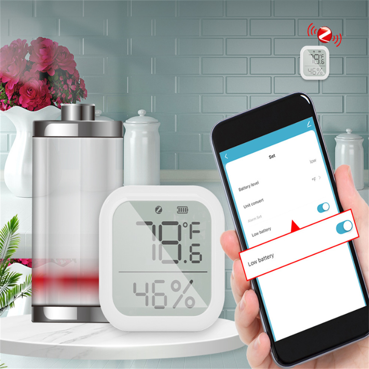 Ein Smart-Home-Gerät zeigt Temperatur und Luftfeuchtigkeit an. Ein Telefon zeigt einen niedrigen Batteriewarnhinweis.