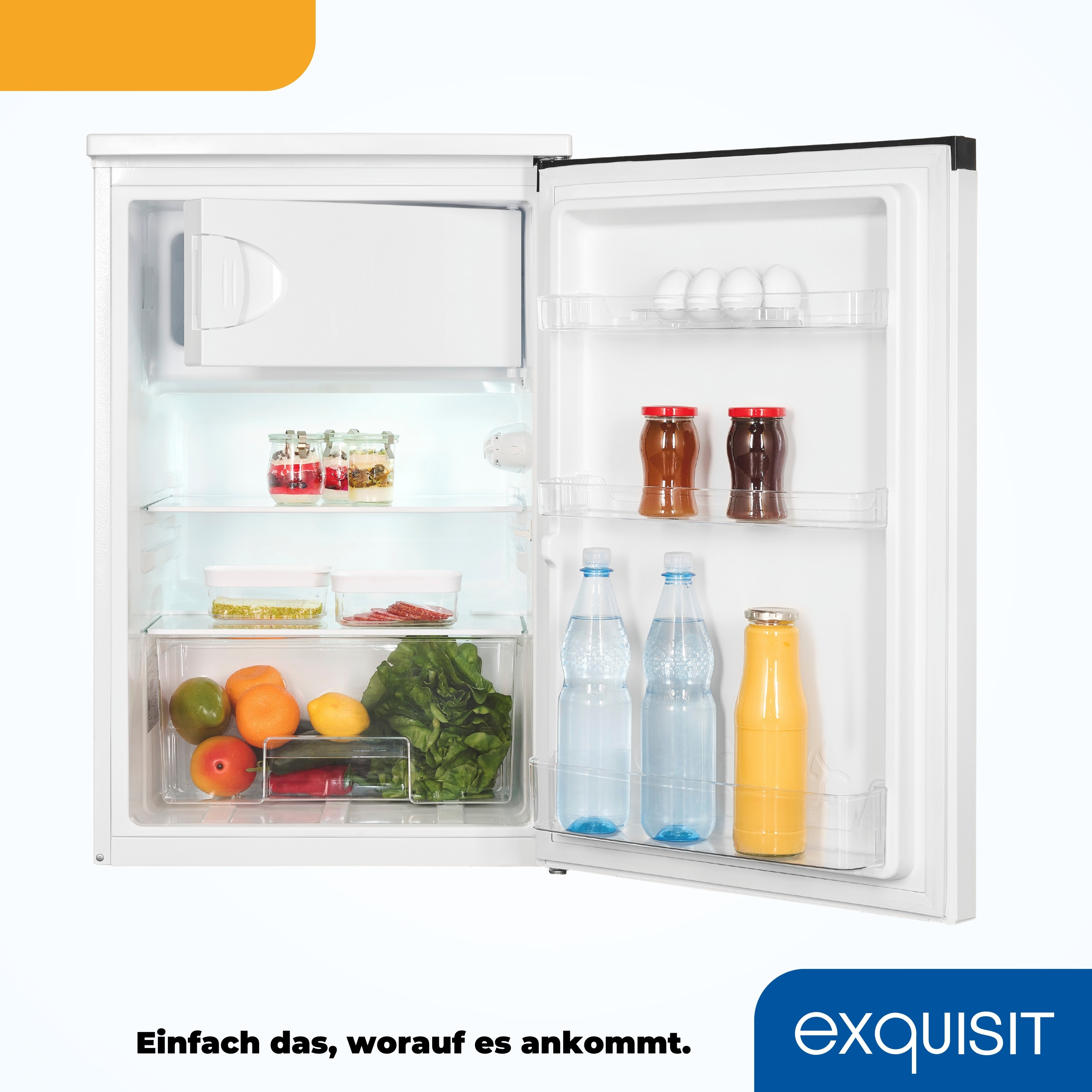 Offener weißer Kühlschrank mit Lebensmitteln. Früchte, Gläser und Flaschen sind sichtbar.