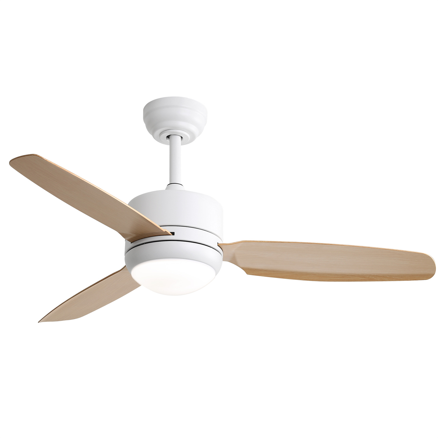 Weißer Deckenventilator mit hellen Holzflügeln, weißem Gehäuse und Licht.