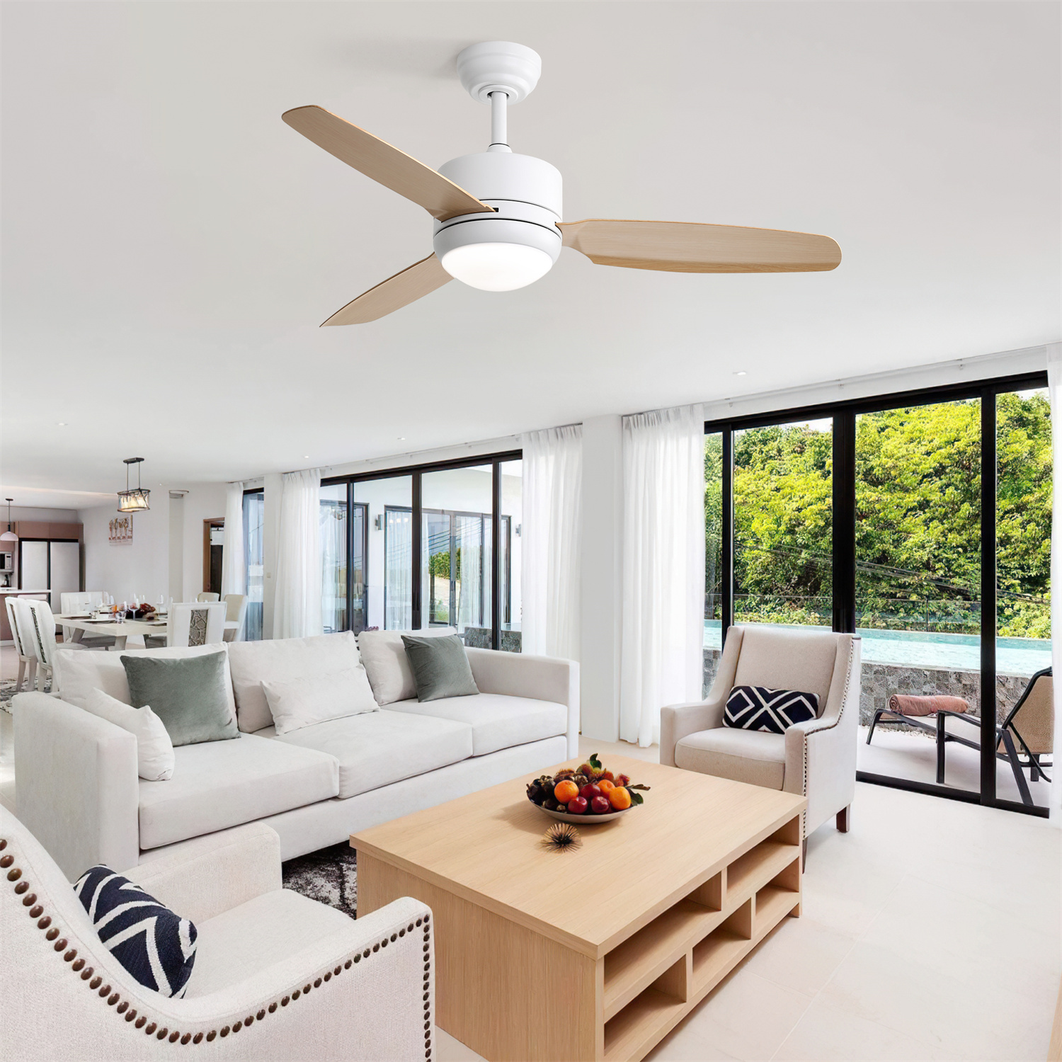 Ein modernes Wohnzimmer mit Deckenventilator, Sofas, Sesseln und einem Couchtisch.