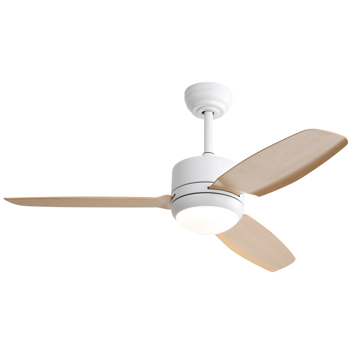 Ein weißer Deckenventilator mit Holzflügeln. Er hat einen weißen Motor und Lichter, vor weißem Hintergrund.