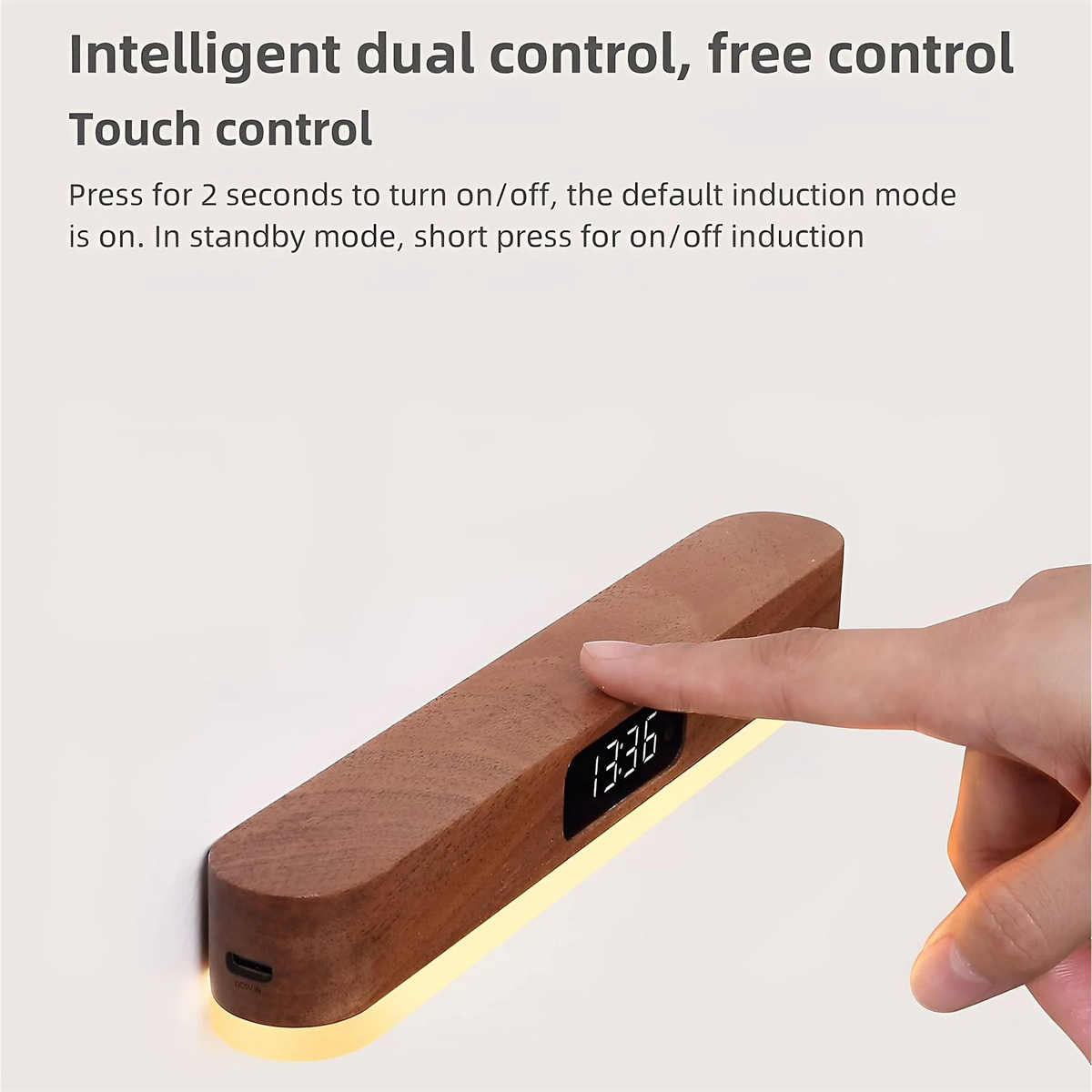 Holzgerät mit Digitaluhr, Hand berührt es. Text: Intelligente Doppelsteuerung.