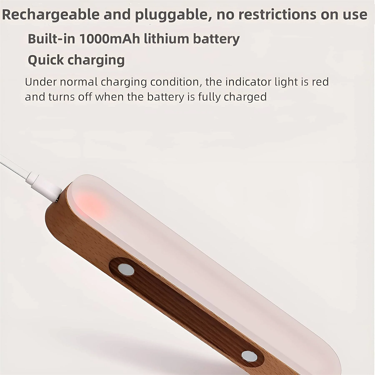 Ein hölzernes Ladegerät mit weißer Oberseite, verbunden mit einem weißen USB-Kabel.