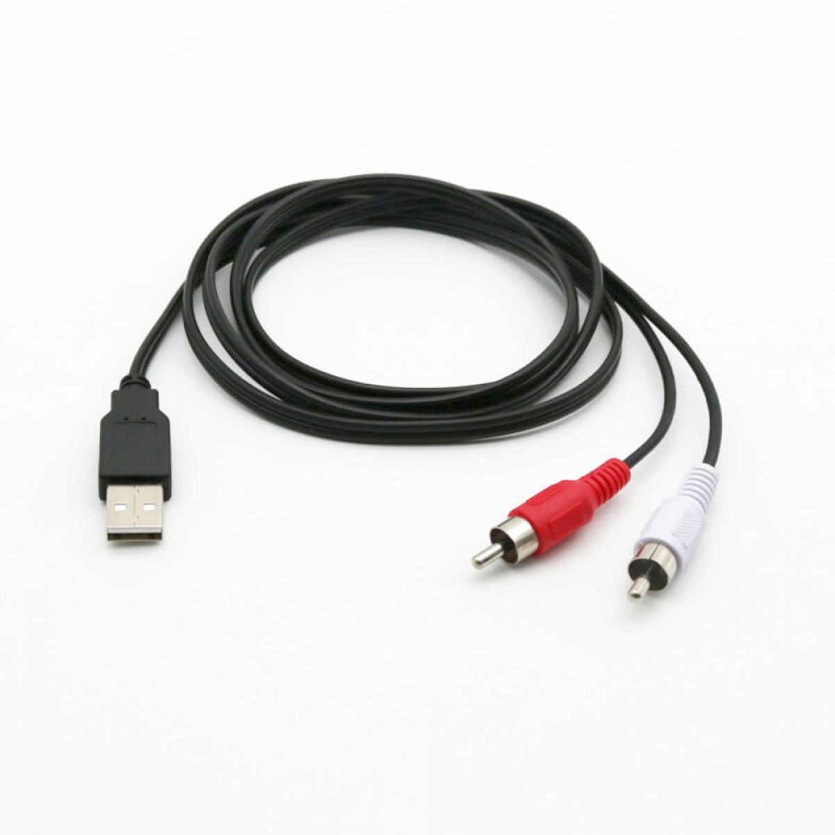 Schwarzes USB-zu-Cinch-Kabel auf weißem Hintergrund. Rote und weiße Cinch-Anschlüsse.