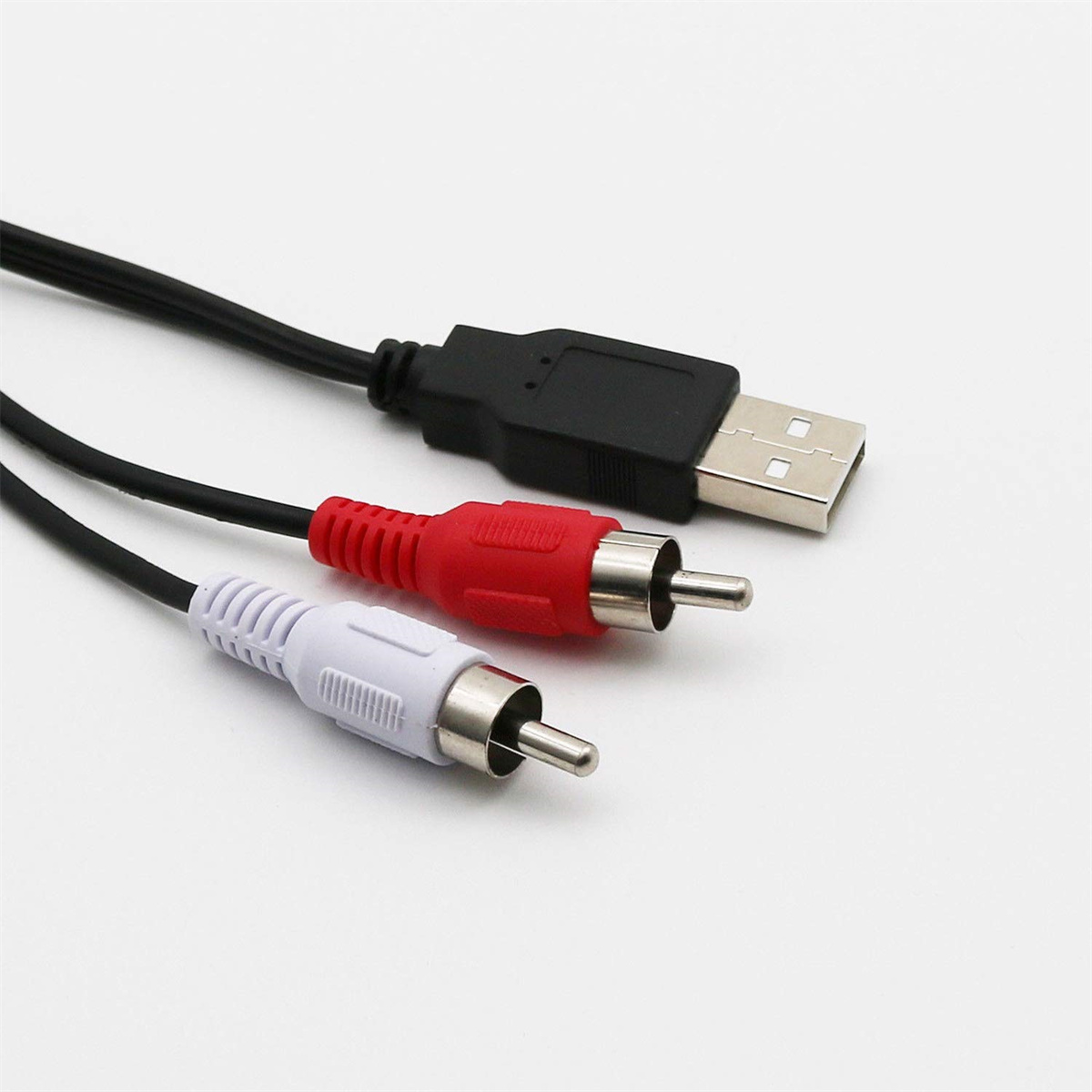 USB-Kabel mit roten und weißen Cinch-Anschlüssen.
