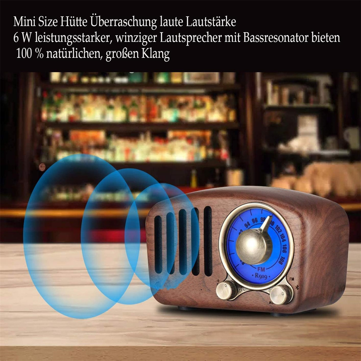 Retro-Radio aus Holz mit blauen Kreisen, vor einer Bar.
