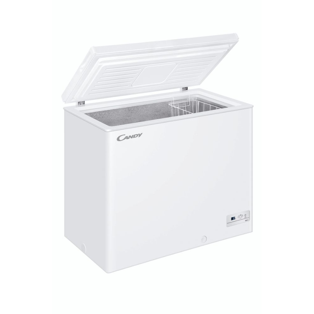 Freezer a pozzetto bianco con coperchio aperto. 'Candy' scritto sul davanti. Interno con cestello.