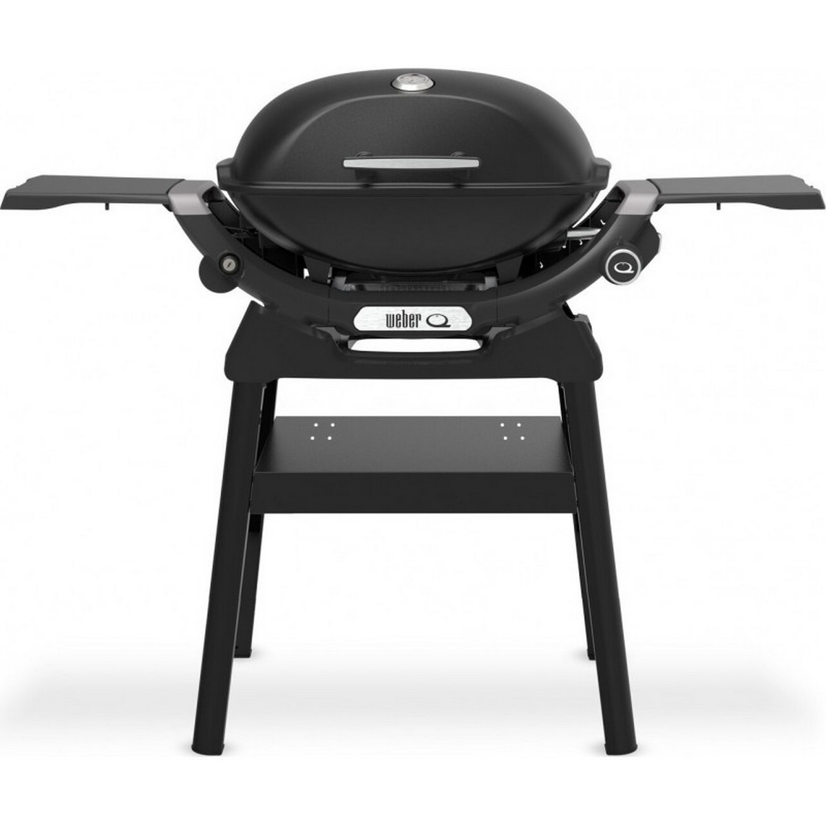 Parrilla Weber negra sobre soporte negro. Tiene tapa redonda y dos estantes laterales.