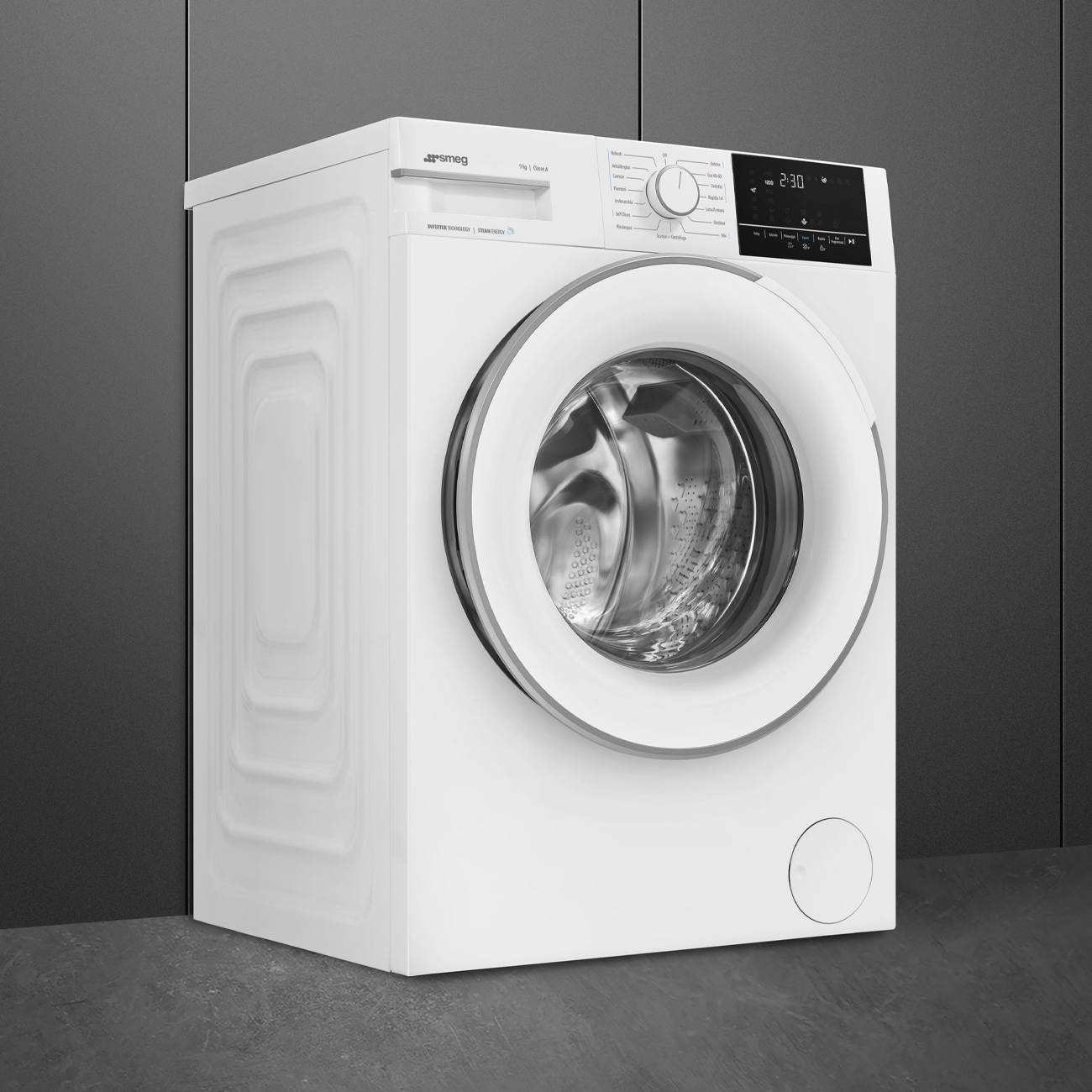 Una lavatrice Smeg bianca. La porta è rotonda e il pannello di controllo è in alto.
