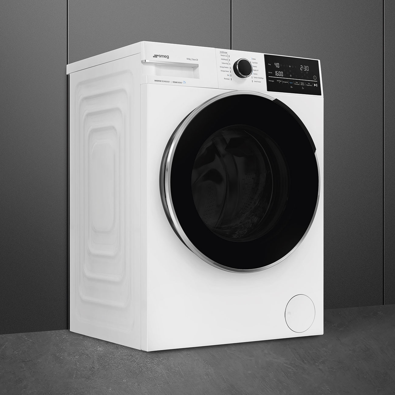 Una lavatrice Smeg bianca con porta nera. È su una superficie grigia.