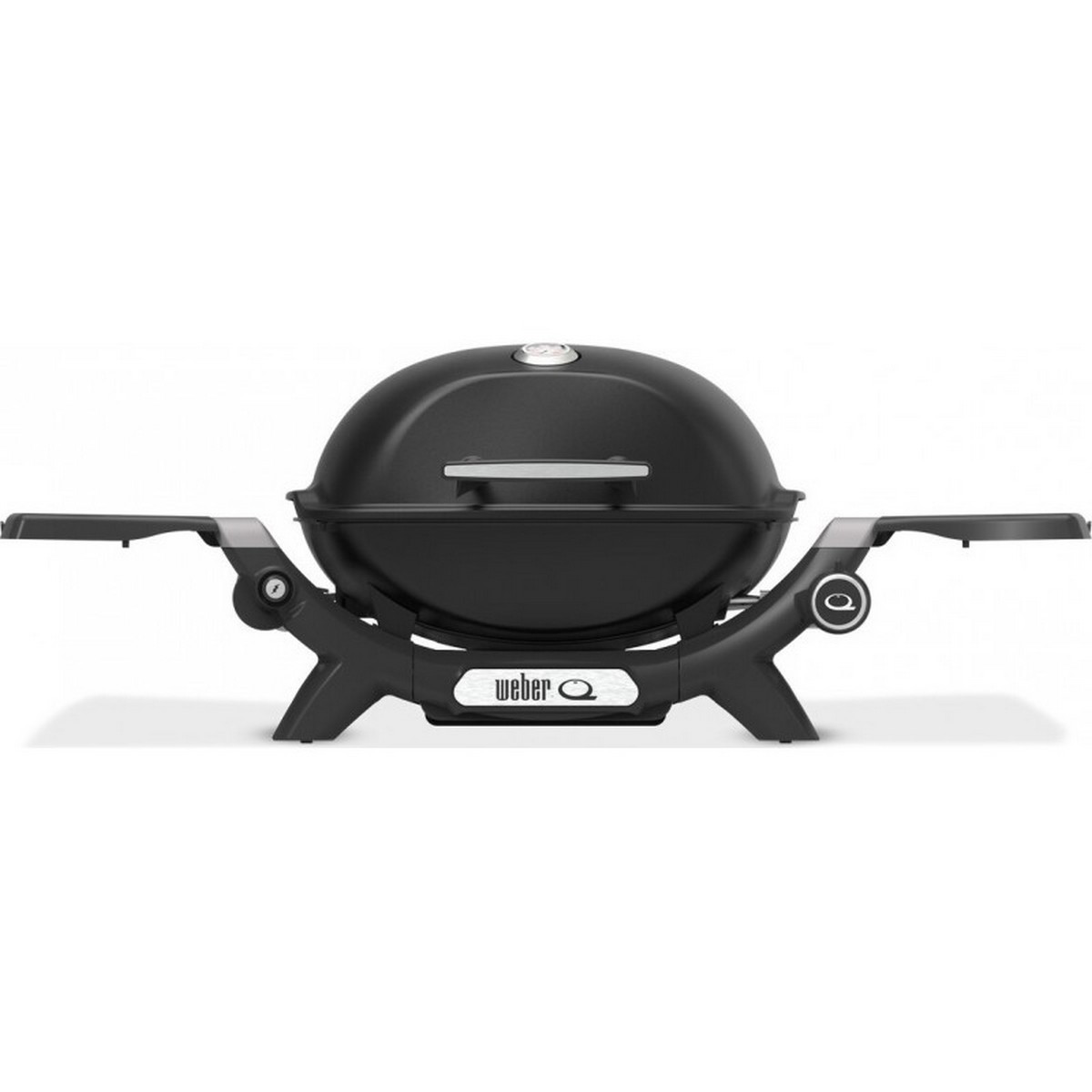 Schwarzer Weber Q Grill mit zwei Seitentischen, vor weißem Hintergrund.