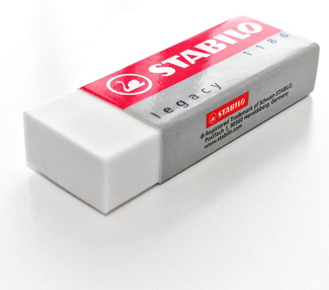 Gomma bianca con confezione rossa e grigia. La confezione ha il logo STABILO e testo.