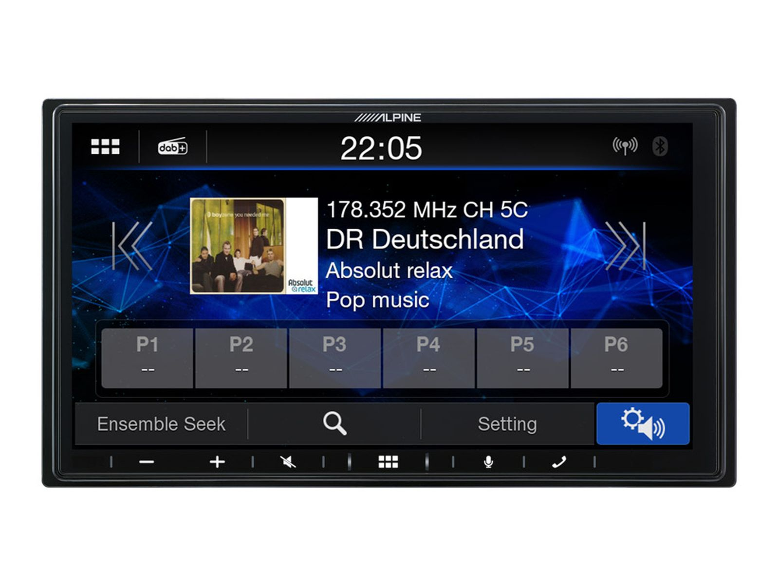 Autoradio mit Bildschirm, der eine Radioschnittstelle anzeigt. Es zeigt Radiosenderinformationen und Voreinstellungen.