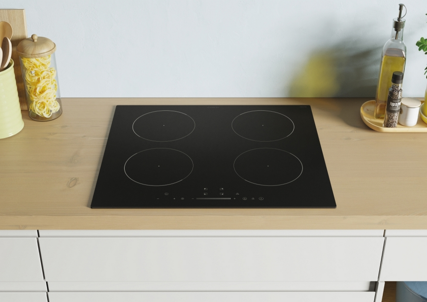 Czarna płyta elektryczna z czterema okrągłymi palnikami, ustawiona na jasnym drewnianym blacie.