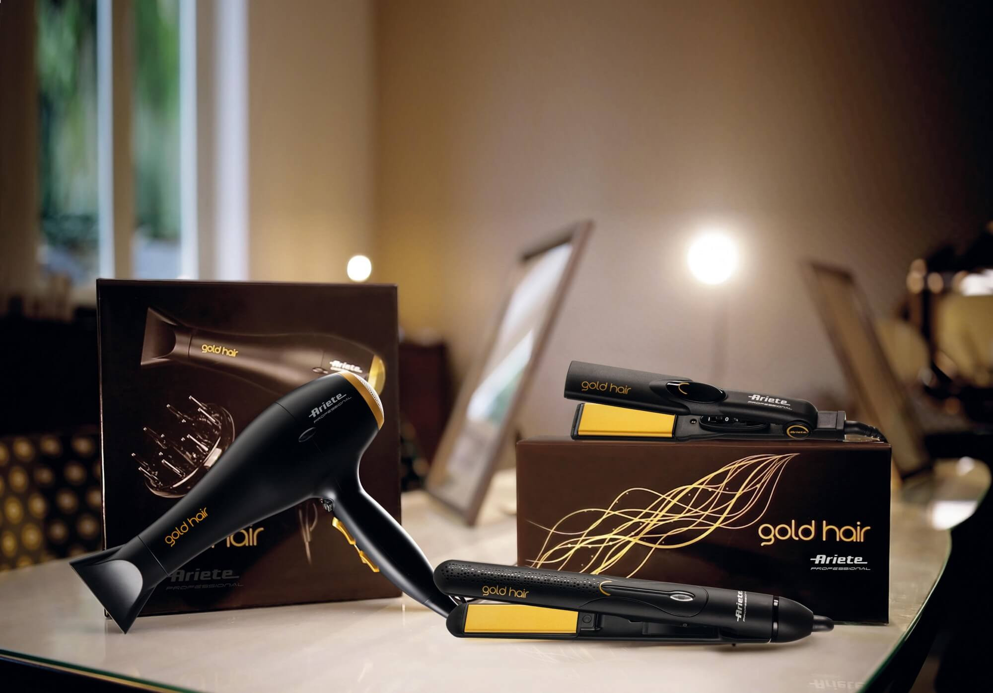 Produkty do stylizacji włosów. Zawiera suszarkę do włosów, prostownicę i lokówkę.