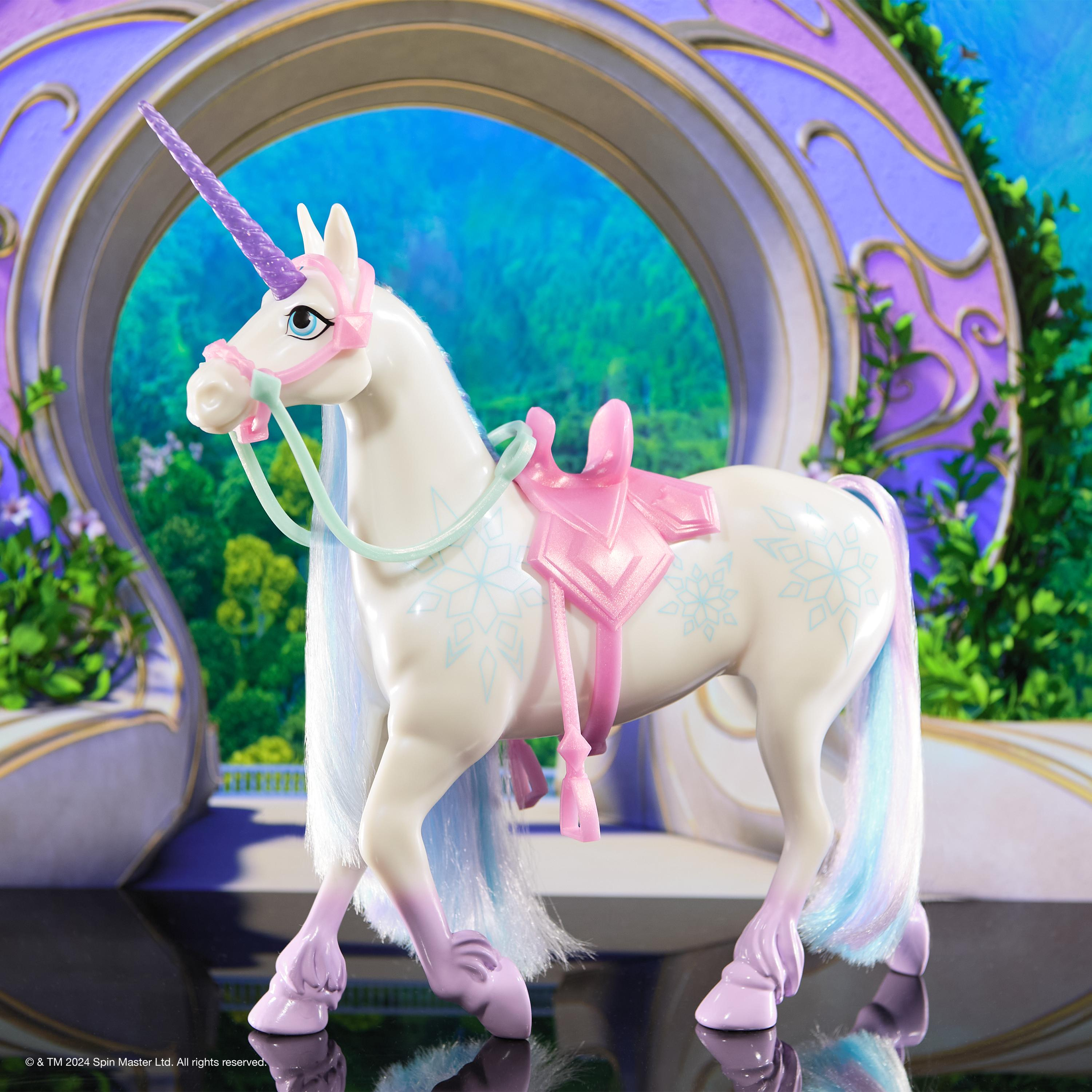 Ein weißes Spielzeug-Einhorn mit rosa Sattel, blauer Mähne und einem Hintergrund einer Gartenszene.