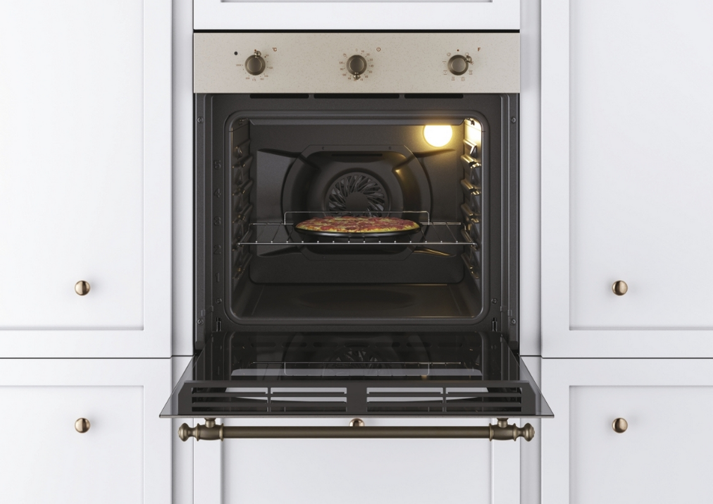 Forno con porta aperta. Dentro c'è una pizza. Il forno è bianco e ha una luce accesa. Sfondo bianco.