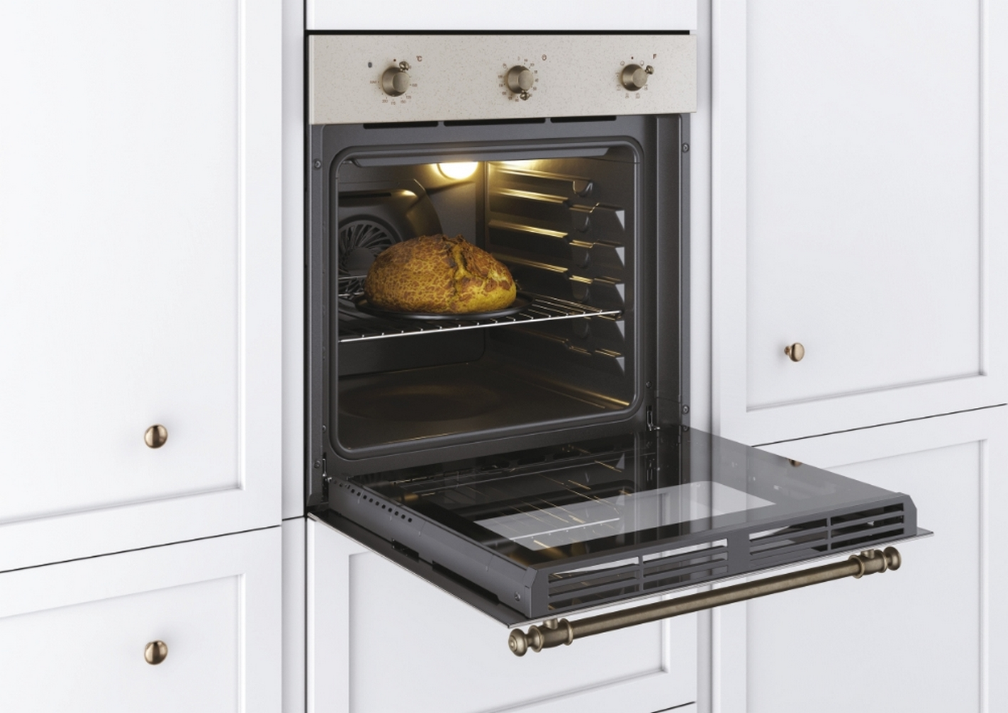 Forno con pane dentro, porta aperta. Armadi bianchi lo circondano.